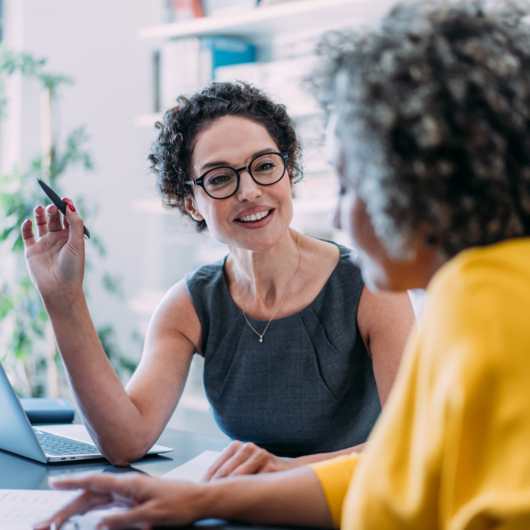 two colleagues discuss porfolio advisory services provided by amerant investments