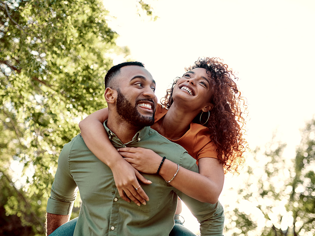 A happy couple enjoying the benefits of Amerant's Personal Saving services.